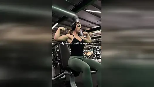 Kecelakaan fisting 18 tahun: memek siku dientot dalam banget di live streaming