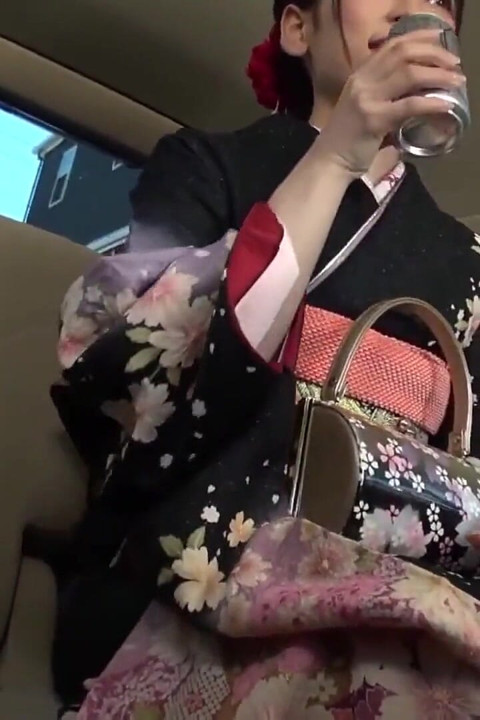 20-year-old on Her Way Home From Her Coming-of-age Ceremony - Free Commemorative Photo Shoot, She Was Tricked Into Taking Photos