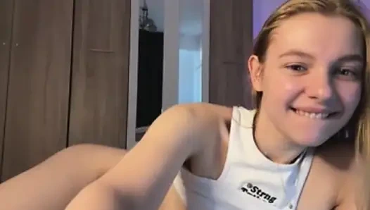 Jucielussie playing with natural boobs