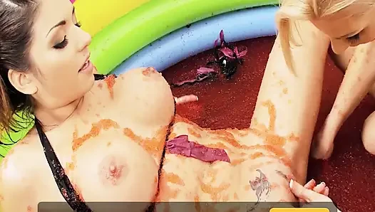 Havuz amcıkları sahne 2_lesbian çift jöle havuzunda bikinilerle seks yapıyor