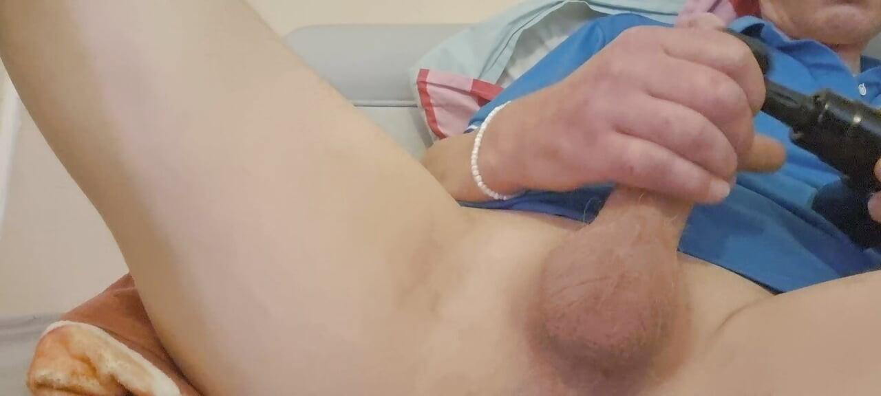 Ein großer Schwanz masturbiert solo