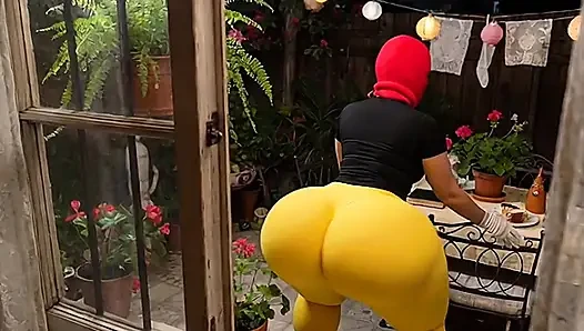 Sıkı sarı taytlı büyük götlü kız arka bahçede gözetleniyor