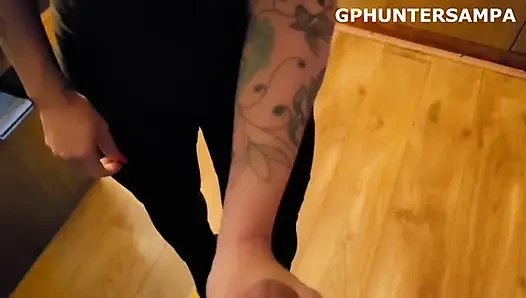 Ich traf eine wunderschöne und sehr heiße Blondine in der Garage des Gebäudes, dann lud sie mich in ihre Wohnung ein und wir hatten viel Sex!