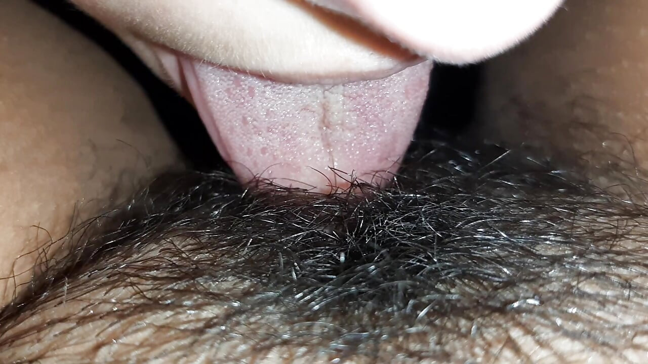 Je mange sa chatte très poilue et je l’amène rapidement à l’orgasme