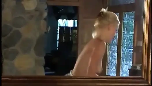 Harika vücutlu şehvetli sarışın sıkı pembe amcığını siktiriyor