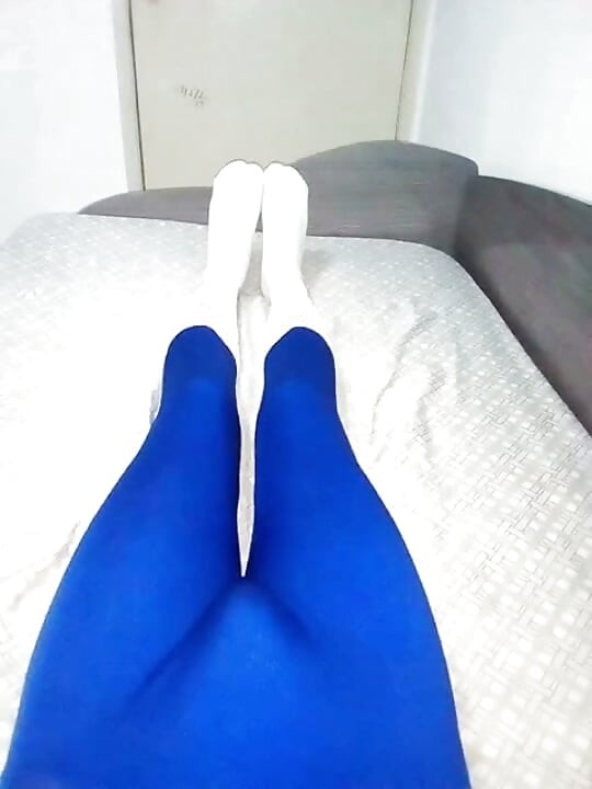 집에서 파란 Zentai 코스튬과 양말을 입고 즐기는 장면