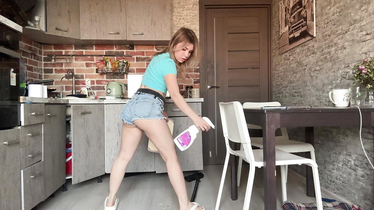 Die putzfrau konnte es nicht aushalten und ihre shorts nass machen