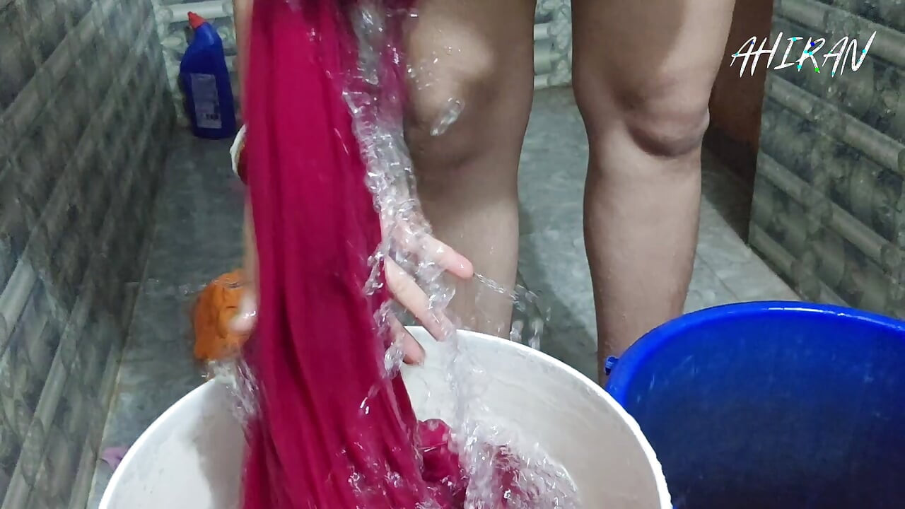 화장실에서 남친과 섹스하는 아시아 인도 마을 소녀 빨고 그녀의 보지, 가슴과 흰색 브래지어를 검토합니다.