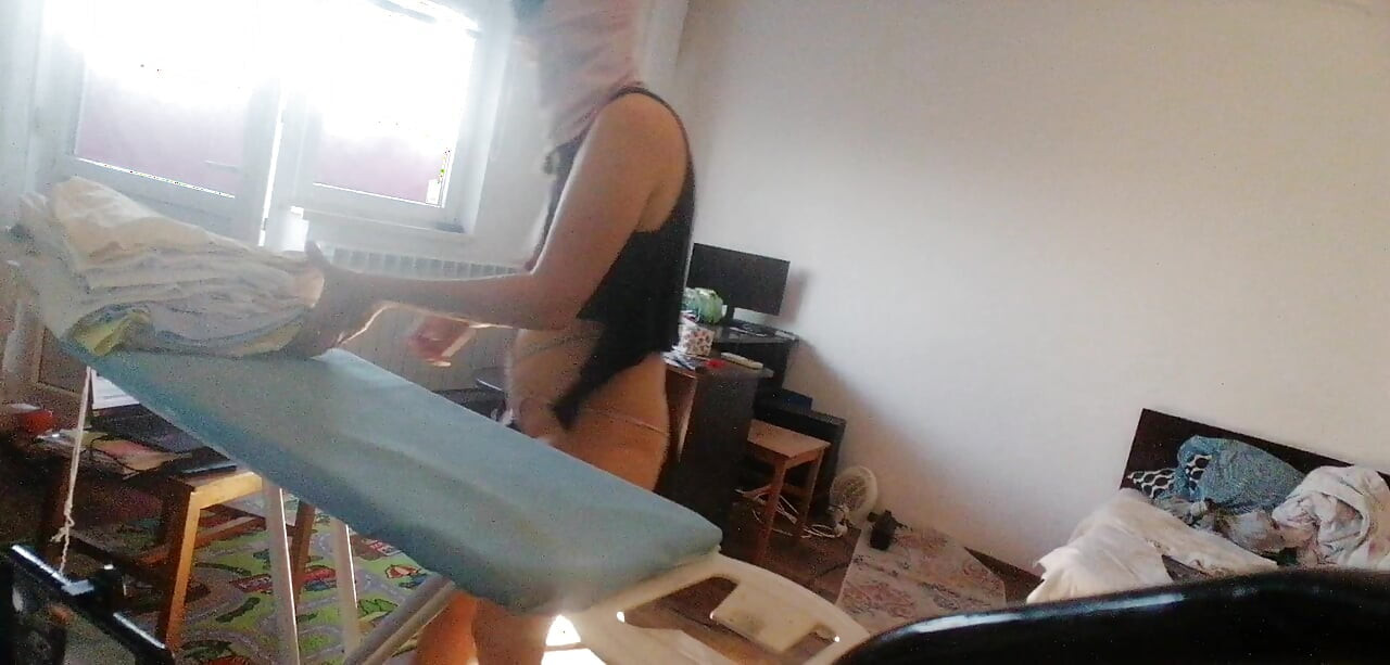 Sexy wife doing chores in the house naked. Cumshot in the wife's big ass. Hot foreplay with a partner, massage with oil
