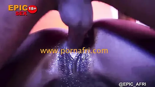 Pembantu kulit hitam senang bermain dengan kontolku