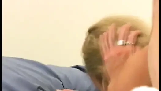 Eine geile blonde bombe lutscht einen harten schwanz und lässt ihn in ihren arsch schieben