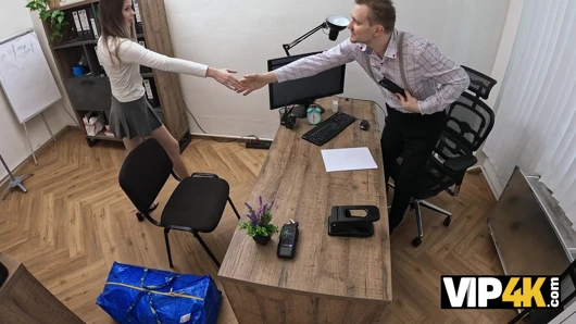 VIP4K. Sie wollte ihr Hochzeitskleid verkaufen, aber er will sie ficken