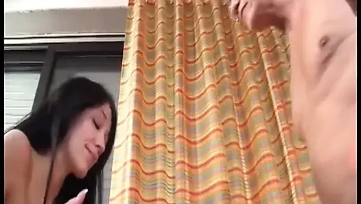 Блондинка-шлюшка с силиконовыми сиськами сосет и скачет на лысом мускулистом хуе с яйцами