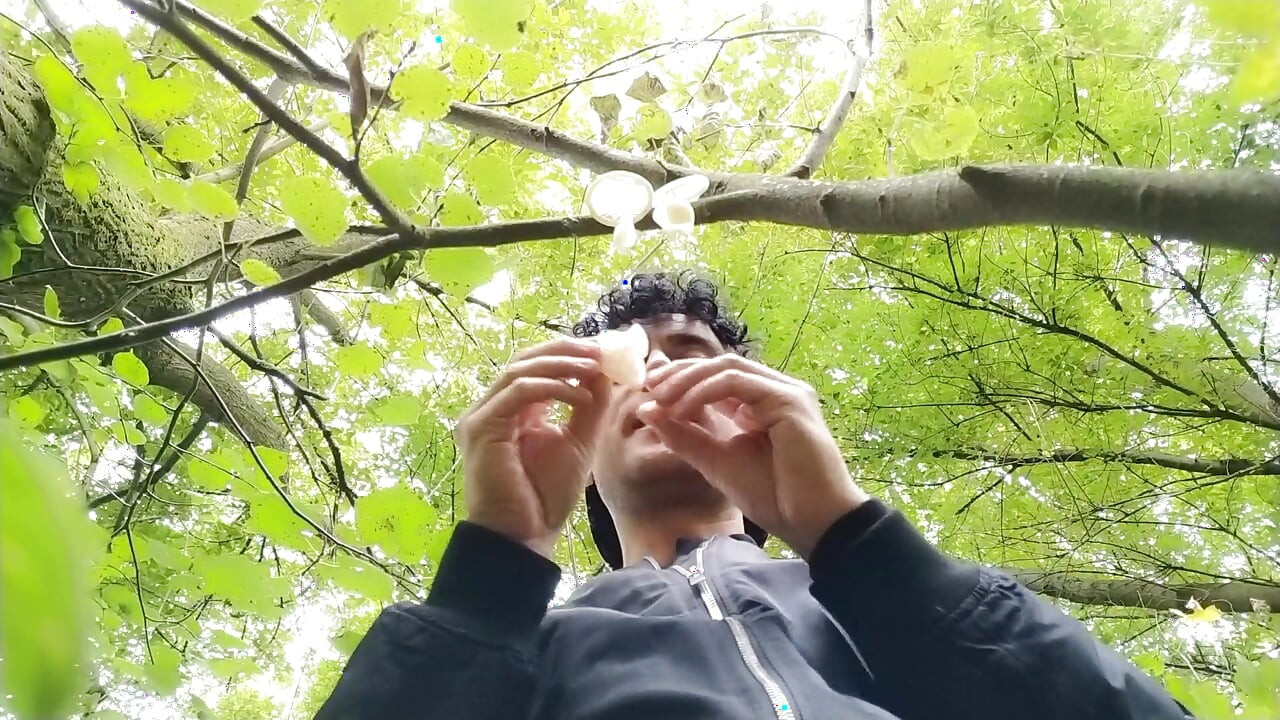 야외에서 발견된 중고 콘돔 3개에서 정액 삼키기