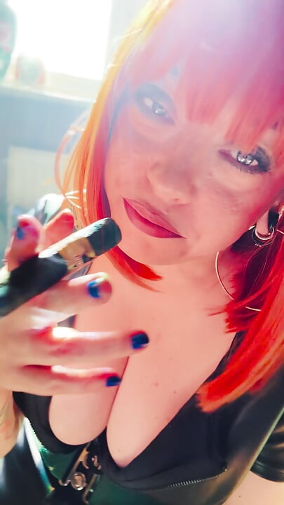 Un show de humo de Tina Snua - fumadora de tabaco fumando a la deriva - ome