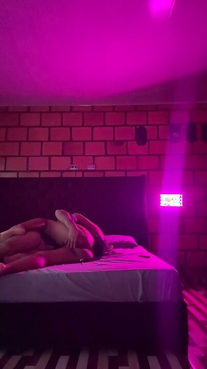 파티를 즐긴 밤, 서로를 탐하며 절정에 도달할 때까지 섹스했다.