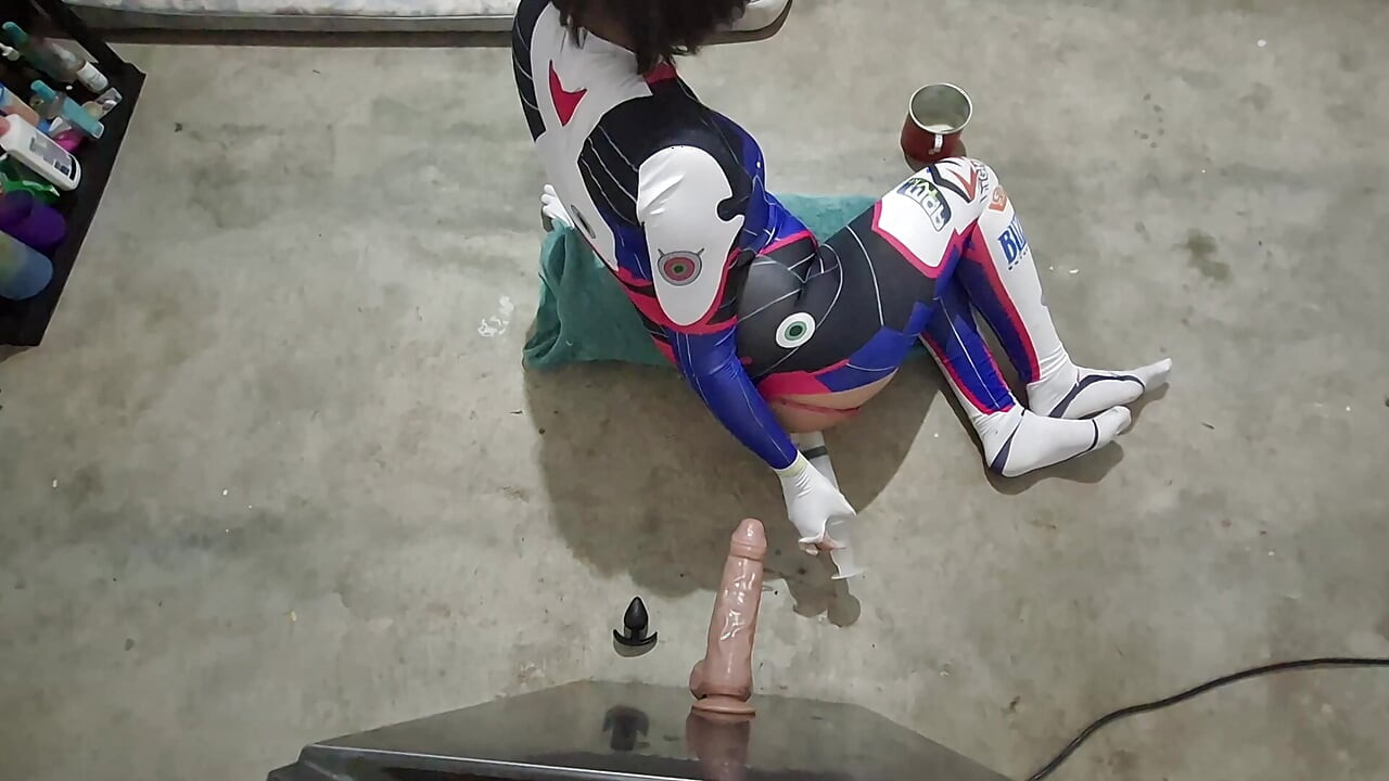 Dva Superheroina Trans Derrotada Filmada Follando su Enorme Culo con un Dildo Gordo BWC y recibiendo Creampies Anales