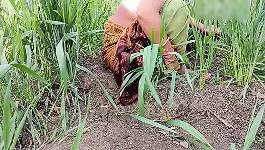 Desi 18-year-old young, married beautiful sister puts her finger in her pussy in the field and gets her brother to fuck her buttocks in the field