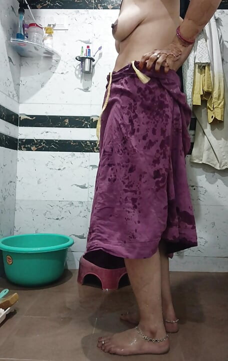 Priya Bhabi Big Ass Bath Show