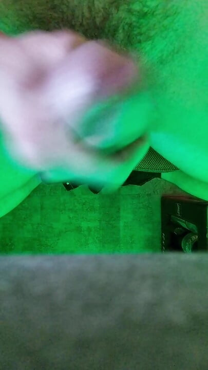 Ejaculând în RGB sub birou