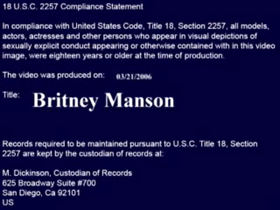 소파에서 젖탱이로 섹스하는 Britney Manson