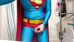 Superman reçoit des éjaculations