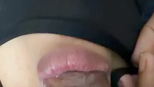 Gadis Desi mengisap penis dengan mulutnya dan mengambil air.
