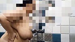 Hint tombul kız arkadaşı erkek arkadaşı için banyo yaparken bir selfie video alarak