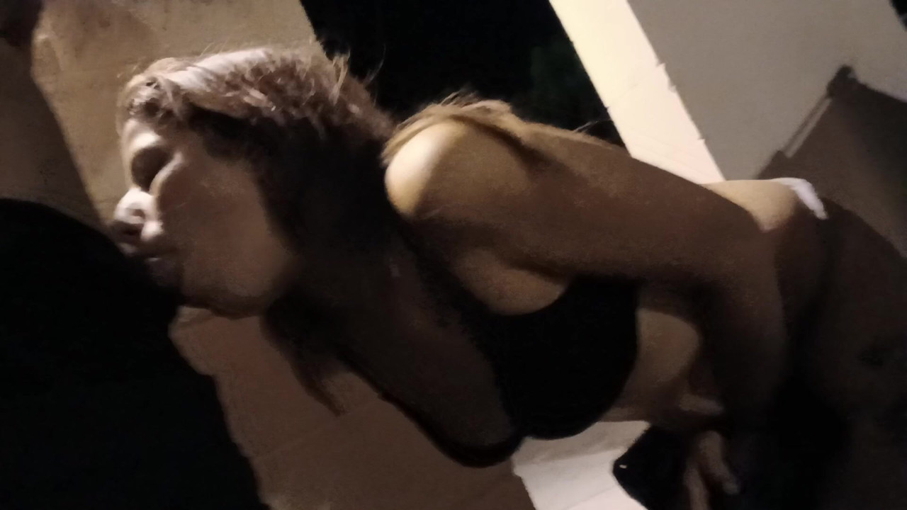 Vegas slut blows stranger in dumpster