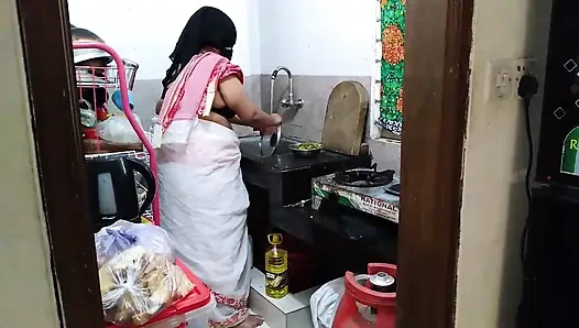 Hintli hizmetçi mutfakta yemek yaparken sahibi tarafından sikiliyor