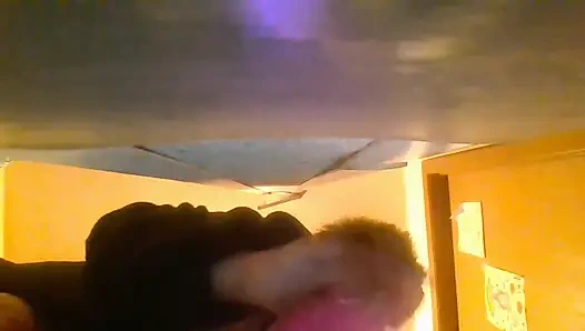 Aku lagi asik fingering memek sempitku pakai jari seks anal