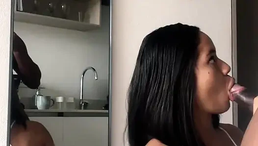 Она встает на колени, чтобы съесть весь мой член своим маленьким ртом - любительская пара - Nysdel