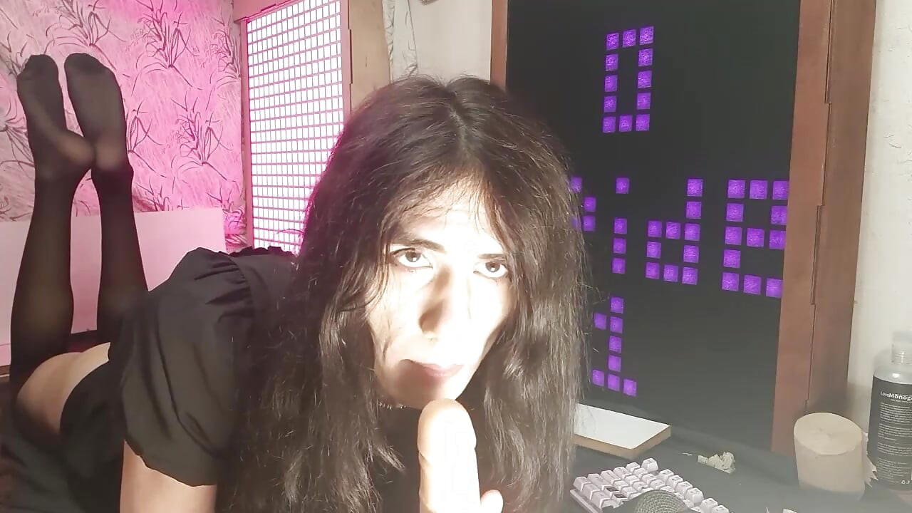Lingându-ți pula ca acadeaua ei