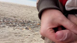 Beim Strand Spaziergang abgespritzt - Sperma am Strand