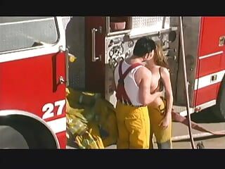 Una mora dai grossi seni si fa trapanare da un uomo del fuoco vicino alla pista antincendio