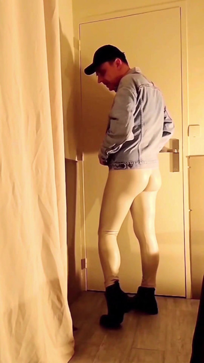Pau acariciando e excitando através de leggings brancas de vinil