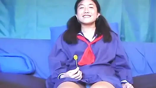 Üniversite üniforması içinde yarak üzerinde Asyalı minyon