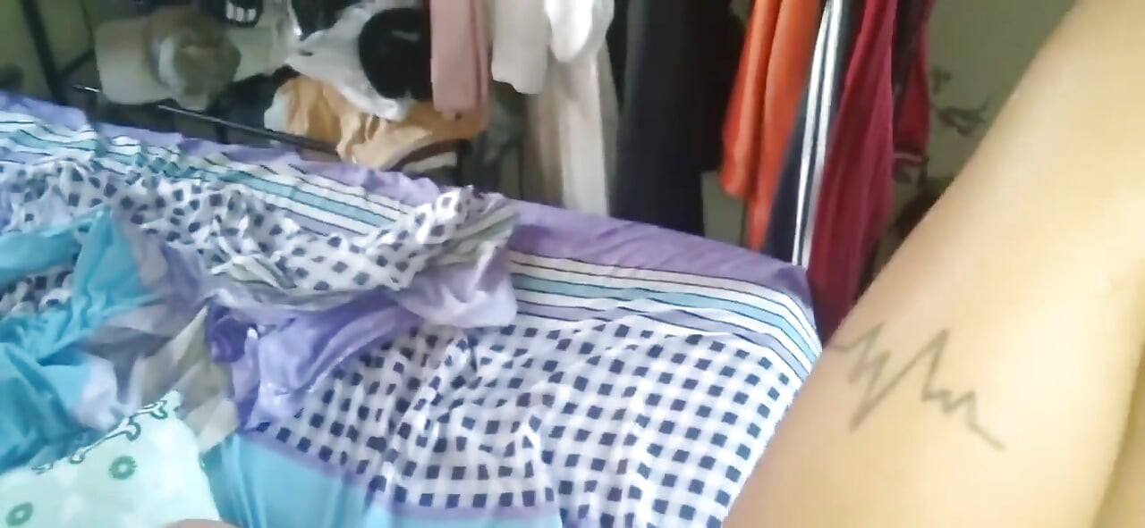 Chica en cuatro follada con el dedo en el culo