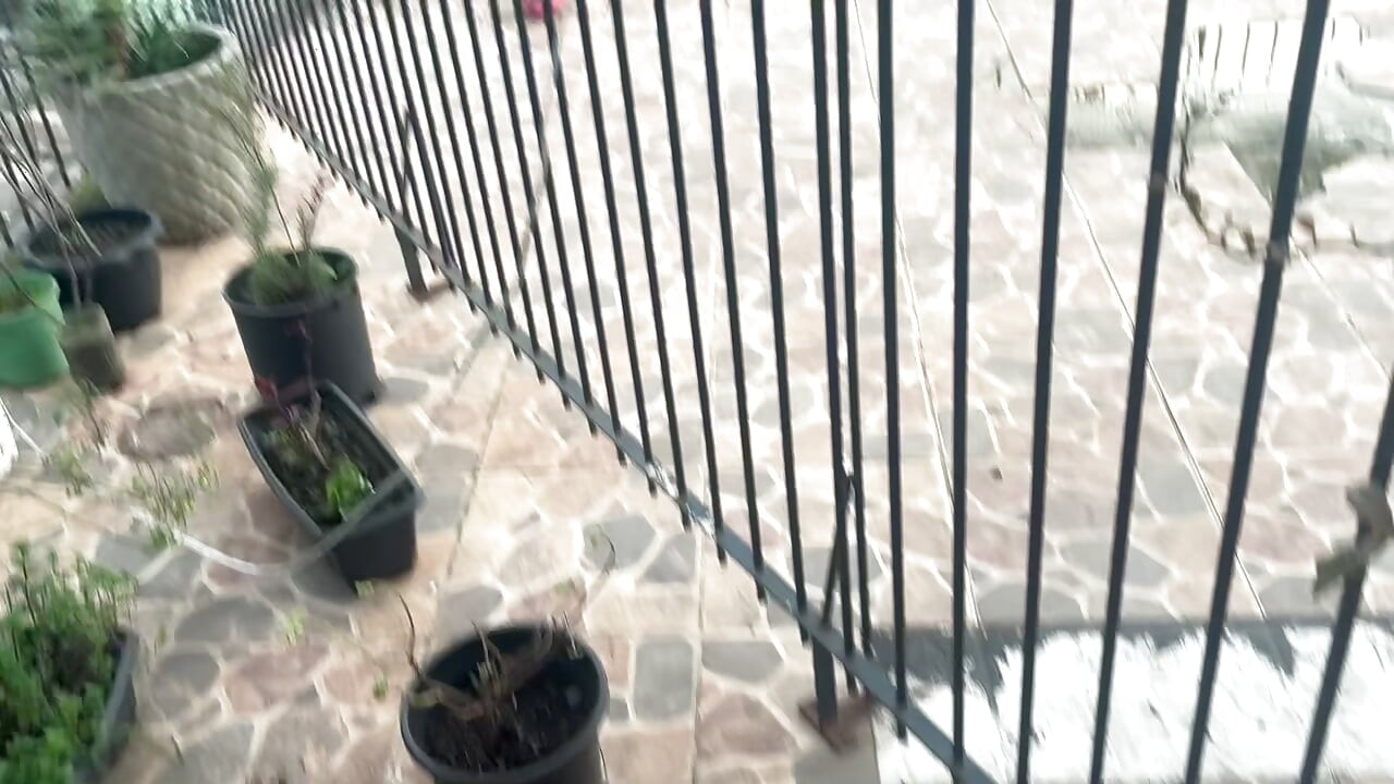 Camila Vegas - ruiva safada dando a bunda na janela de frente para o bairro