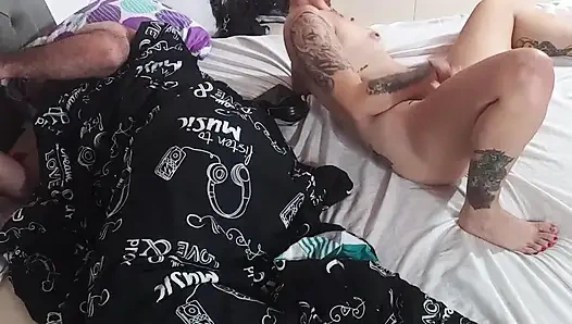 Saya masturbasi di depan ayah tiri saya yang terangsang