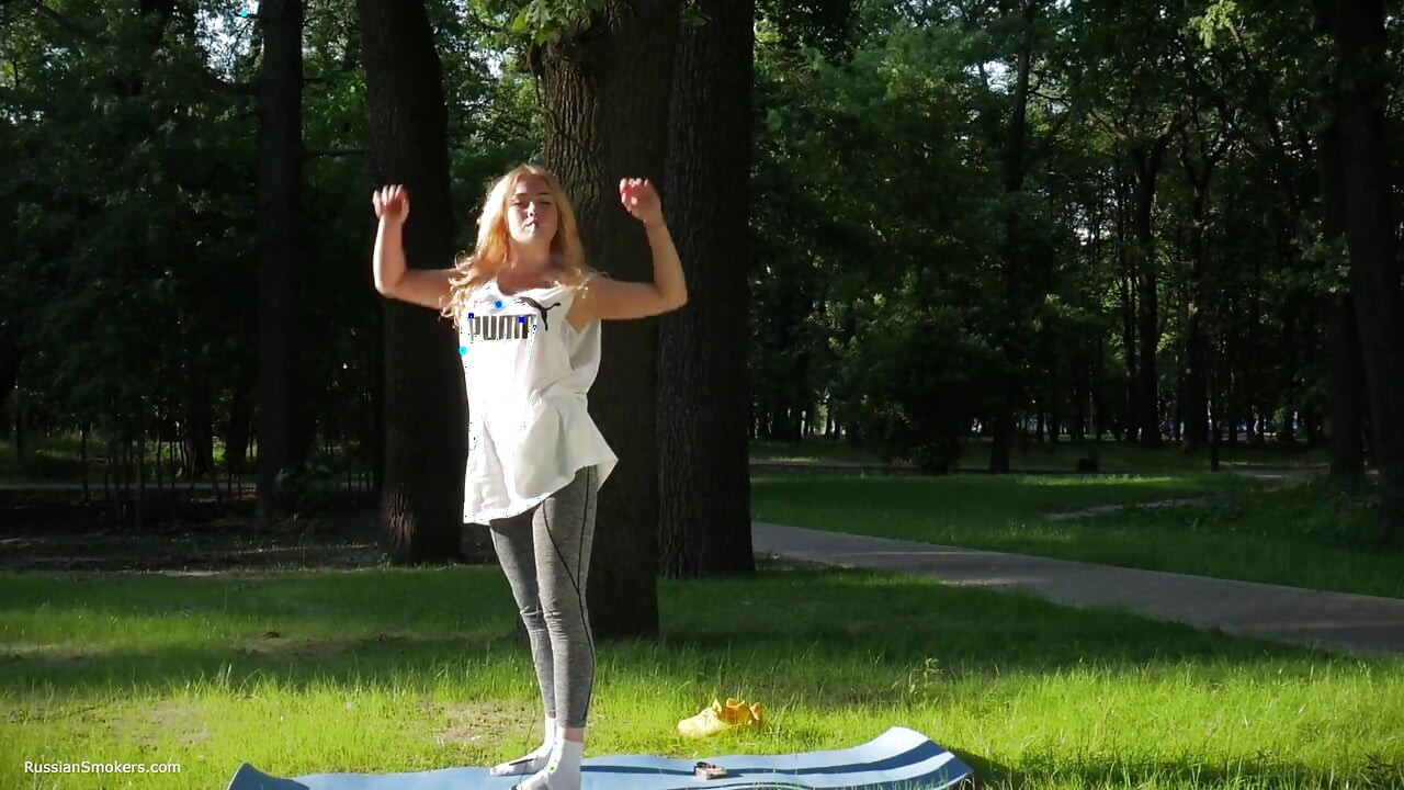 Sexy russisches mädchen, das zigarette raucht, entspannt im freien