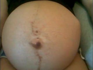 Embarazada bebe pateando en la pancita