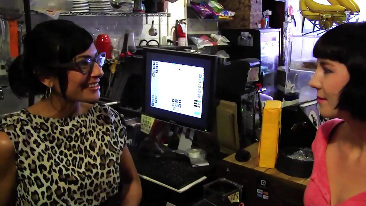 Si rambut coklat muda dan seksi digoda oleh lesbian di kedai dan diseret di tandas untuk dikongkek