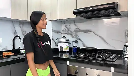 Моя сексуальная маленькая индийская соседка просит меня починить ее отстой в обмен на богатый, жесткий трах без ведома ее мужа.