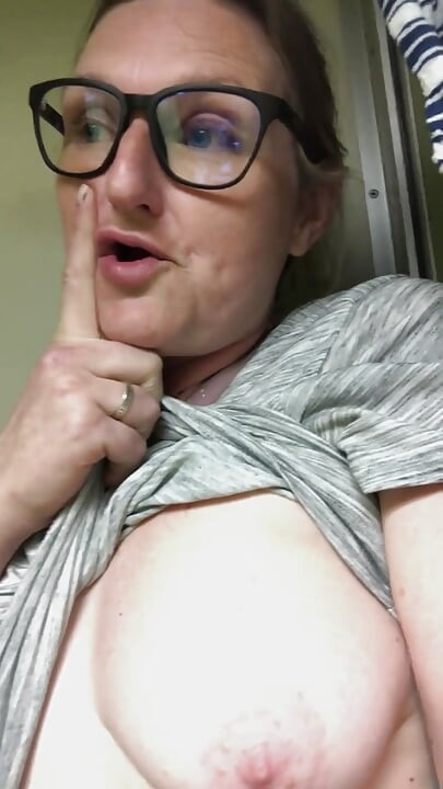 Pisse dans les avions, les trains et les automobiles - pipi énorme dans le train N histoires d’autres pisses énormes dans N. Americs