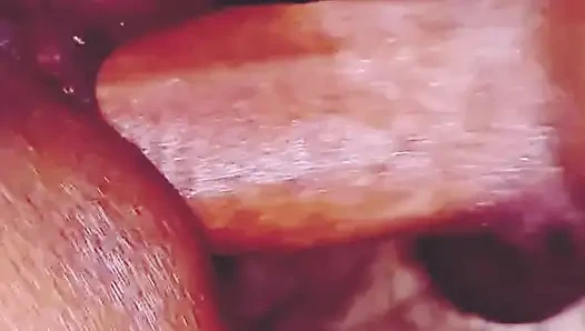 Aman Monica'nın suyuyu yaladı ve suyu boşalttı