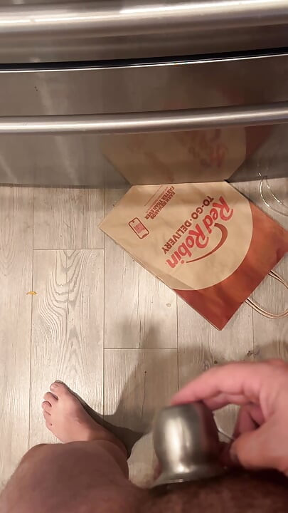 Misura e raffredda la coppa, rimpiccioli un pene