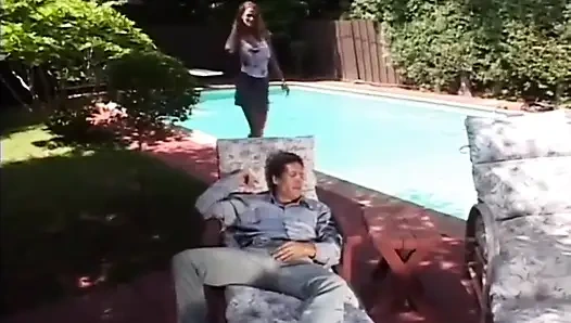 Büyük memeli sarışın memeler bahçede amcığını sikiyor