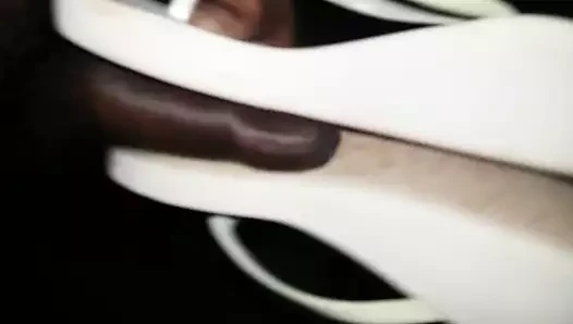 Karımın beyaz kama parmak arası terlikleriyle mastürbasyon
