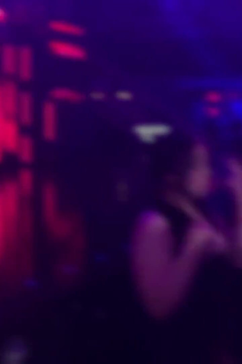 Chica cachonda acordó tener sexo en el baño de un club nocturno
